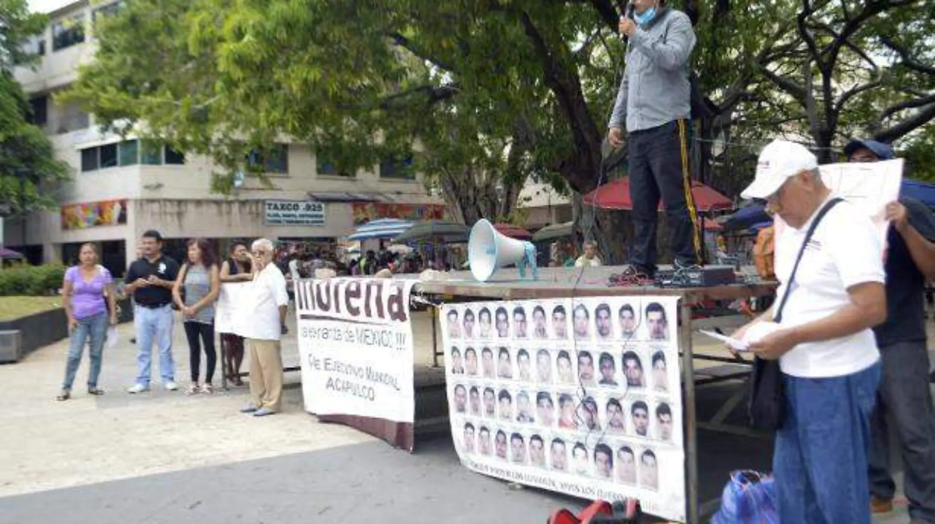 Acapulco - protesta ayotzinapa en el zocalo